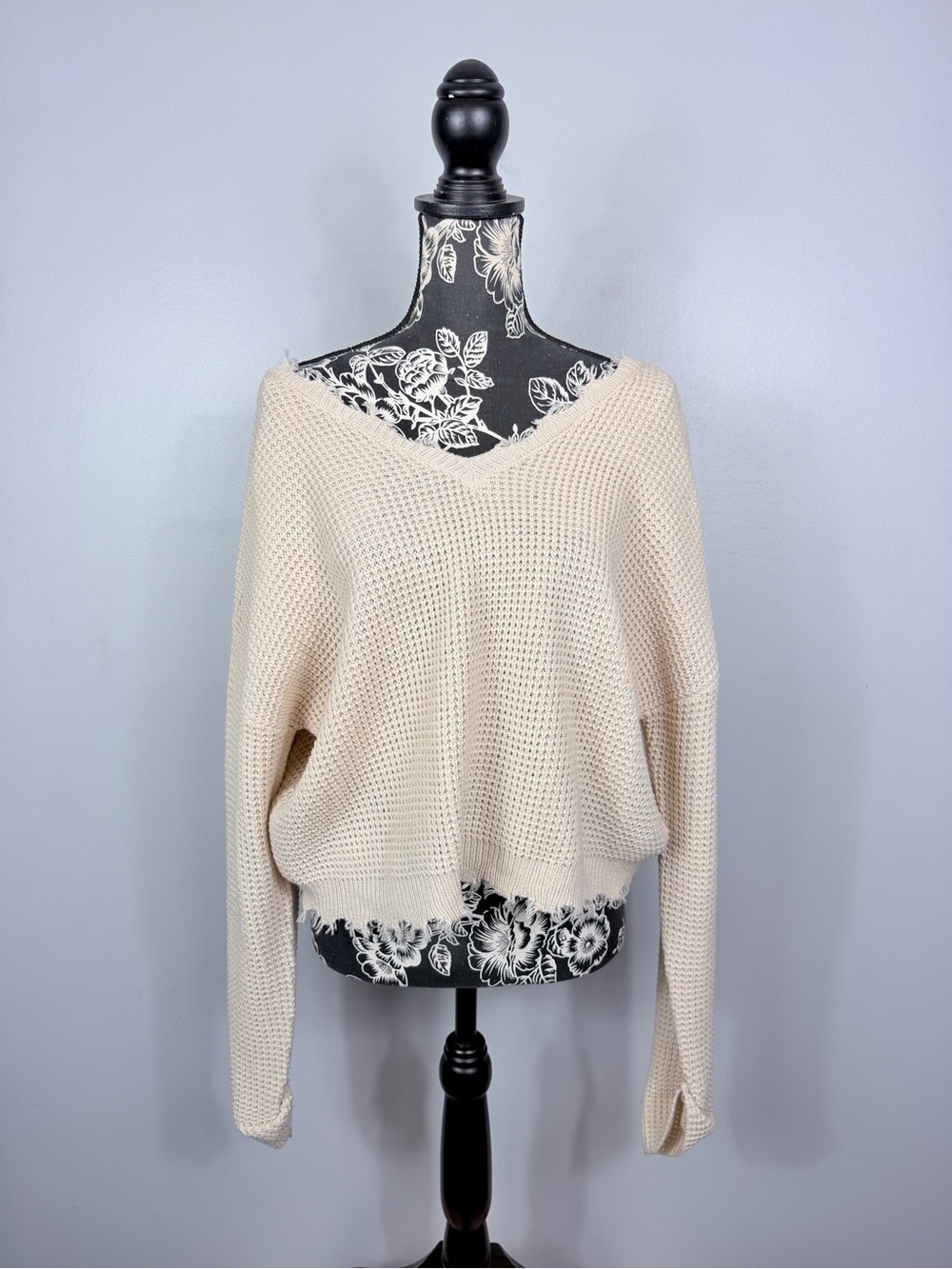 Moon & Madison cream distressed hem long sleeve cropped sweater size large